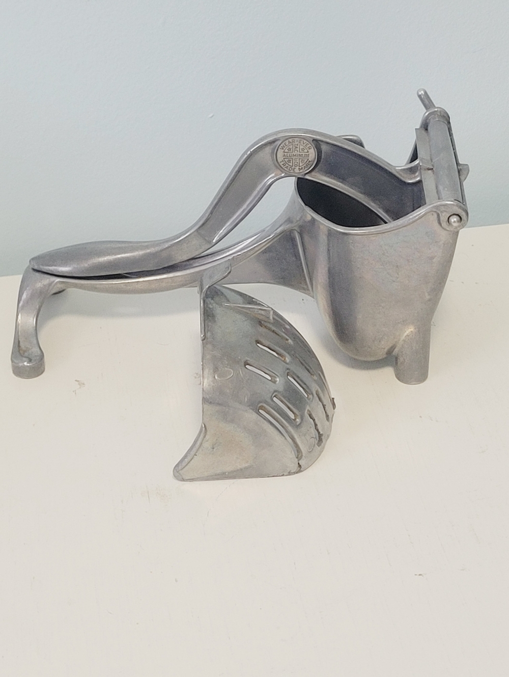 Vintage Wear-Ever Hand Juicer/Citrus Press- Aluminum